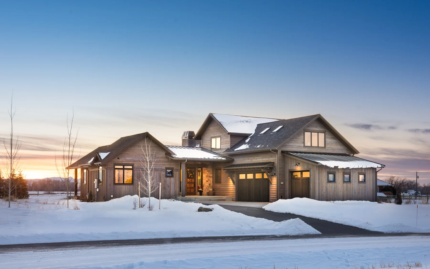 An Ebbighausen home in the snow at dusk